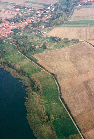 Bernshausen. Luftbild der verlandeten mittelalterlichen Insel